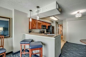 ثلاجة، ميكروويف، غسالة أطباق، محمصة خبز