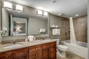 Combined shower/bathtub, jetted bath, towels