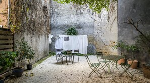 Outdoor dining - Plum Guide - Polaroid Surfing (Copenhagen)