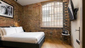 Unclassified image, 2 of 13, button - Plum Guide - Modern Mews (London)