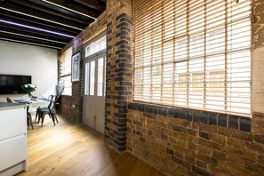 Dining - Plum Guide - Modern Mews (London)