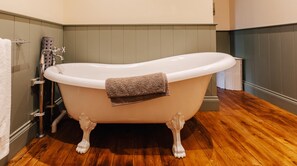 Bathroom - Plum Guide - Groves Barn (Chipping Campden)