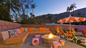 Balcony - Plum Guide - Warhol and Wine (Palm Springs)