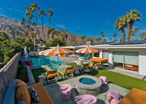 Outdoor pool - Plum Guide - Warhol and Wine (Palm Springs)