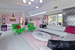 TV, fireplace - Plum Guide - Warhol and Wine (Palm Springs)