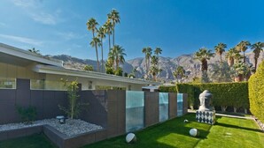 Property grounds - Plum Guide - Warhol and Wine (Palm Springs)