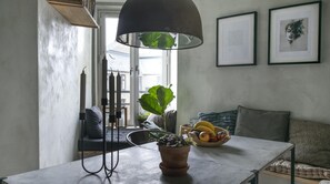 TV, DVD player, books - Plum Guide - Scandi Gandhi (Copenhagen)