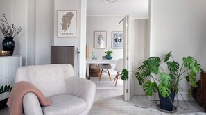 Fernseher, DVD-Player, Bücher