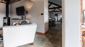 TV, fireplace - Plum Guide - Dovesong (Chipping Campden)