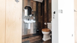 Bathroom - Plum Guide - Dovesong (Chipping Campden)