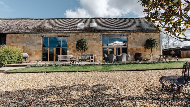 Outdoor dining - Plum Guide - Dovesong (Chipping Campden)