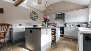 Private kitchen - Plum Guide - Dovesong (Chipping Campden)