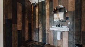 Bathroom - Plum Guide - Dovesong (Chipping Campden)