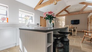 Private kitchen - Plum Guide - Dovesong (Chipping Campden)