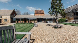 Property grounds - Plum Guide - Dovesong (Chipping Campden)