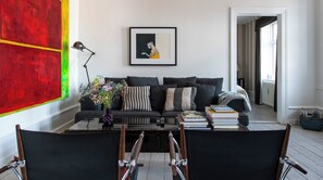 Télévision, lecteur de DVD, livres