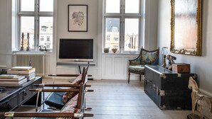 TV, DVD player, books - Plum Guide - Still Life (Copenhagen)
