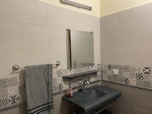 Maison | Salle de bain | Douche, serviettes fournies