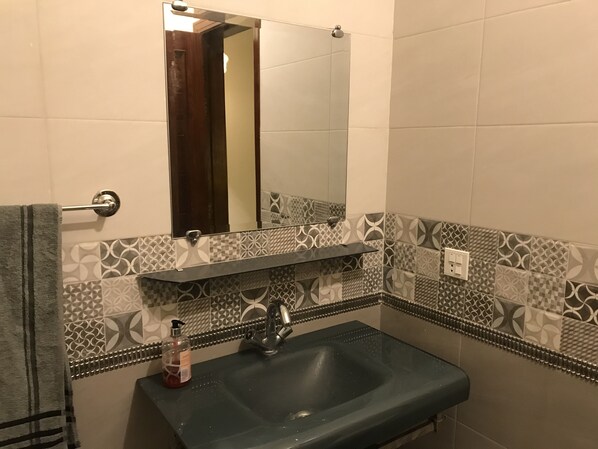 Maison | Salle de bain | Douche, serviettes fournies