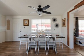 Dining - Plum Guide - Calamity Jane (Twentynine Palms)