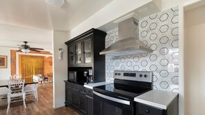 Microwave, dishwasher - Plum Guide - Calamity Jane (Twentynine Palms)