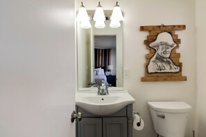 Bathroom - Plum Guide - Calamity Jane (Twentynine Palms)