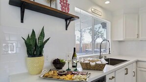 Microwave, dishwasher - Plum Guide - Desert Groove (Yucca Valley)