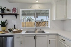Microwave, dishwasher - Plum Guide - Desert Groove (Yucca Valley)