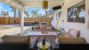 Outdoor dining - Plum Guide - Desert Groove (Yucca Valley)