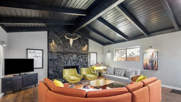 TV, fireplace - Plum Guide - Desert Groove (Yucca Valley)