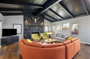 Living area - Plum Guide - Desert Groove (Yucca Valley)