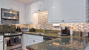 Een magnetron, een vaatwasser