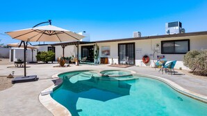 Outdoor pool - Plum Guide - Call Of The Coyote (Twentynine Palms)