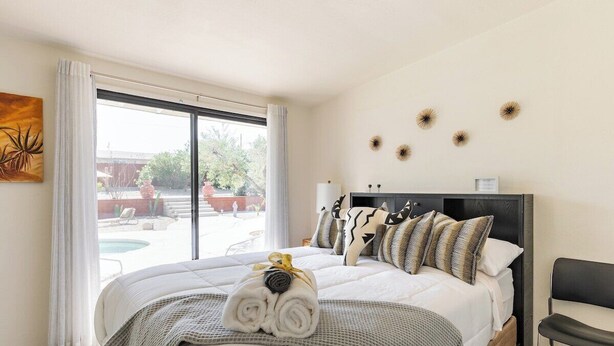 4 bedrooms, iron/ironing board - Plum Guide - Call Of The Coyote (Twentynine Palms)