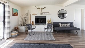 TV - Plum Guide - Call Of The Coyote (Twentynine Palms)