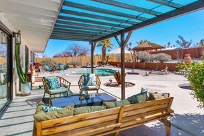 Terrace/patio - Plum Guide - Call Of The Coyote (Twentynine Palms)