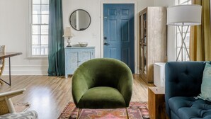 Living area - Plum Guide - The Personal Touch (Charleston)