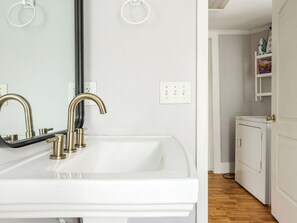 Bathroom - Plum Guide - Southern Romance (Charleston)