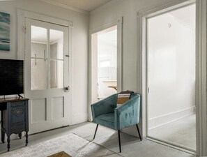 Living area - Plum Guide - Southern Romance (Charleston)
