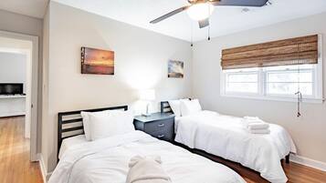 3 habitaciones y tabla de planchar con plancha