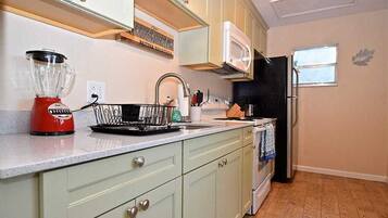 House, 1 King Bed with Sofa bed, Private Pool, Garden View | Private kitchen | Fridge, microwave, stovetop, dishwasher