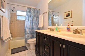 Nhà, 1 giường cỡ king và sofa giường, hồ bơi riêng, quang cảnh vườn | Phòng tắm