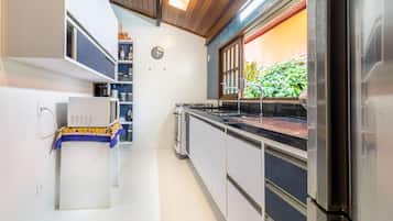 House | Private kitchen | Fridge, microwave, oven, stovetop