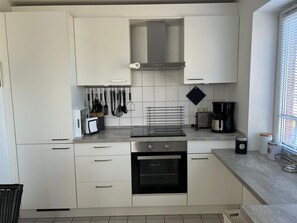 Kühlschrank, Ofen, Geschirrspüler, Wasserkocher mit Kaffee-/Teezubehör