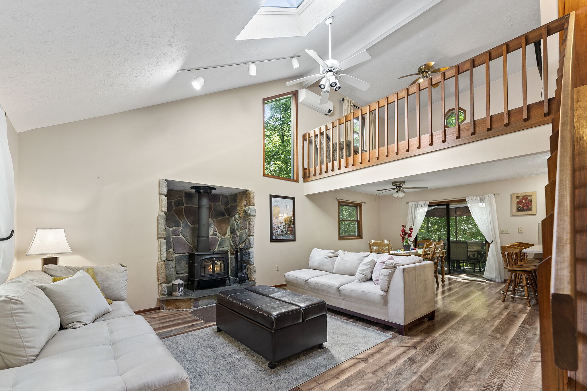 Big Bass Lake Getaway - 1min from outdoor pool - Pool table/Grill/Patio/Firepit