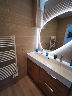 Shower, hair dryer, towels, soap - BEL Appartement 3 PP A 150 M de la Plage Dans Résidence Sécurisée 2MN A Pied (Bormes-les-Mimosas)