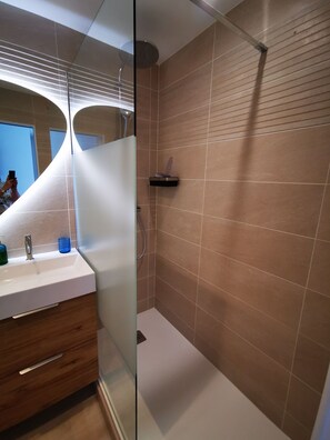 Shower, hair dryer, towels, soap - BEL Appartement 3 PP A 150 M de la Plage Dans Résidence Sécurisée 2MN A Pied (Bormes-les-Mimosas)