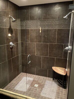 Duschwanne, Whirlpool, Haartrockner, Handtücher