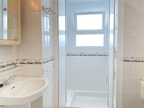 Douche, séchoir à cheveux, serviettes fournies