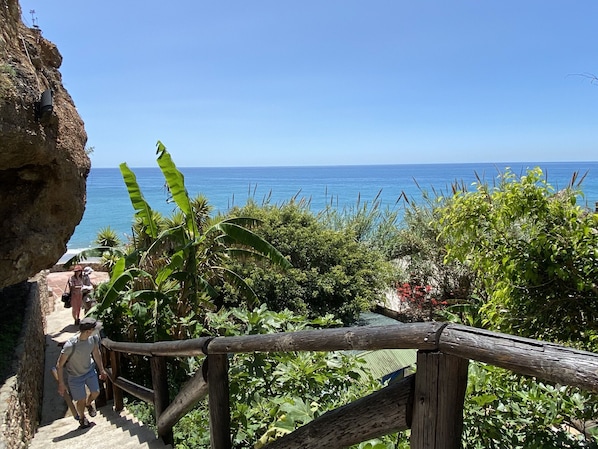 A wooden staircase leading to a cliff overlooking a beach. - Coronado 73 Apartment by Casasol (Nerja)